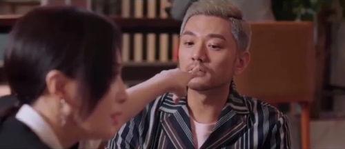 娱乐圈八卦直播间吃瓜,揭秘明星幕后故事，吃瓜群众狂欢盛宴  第1张